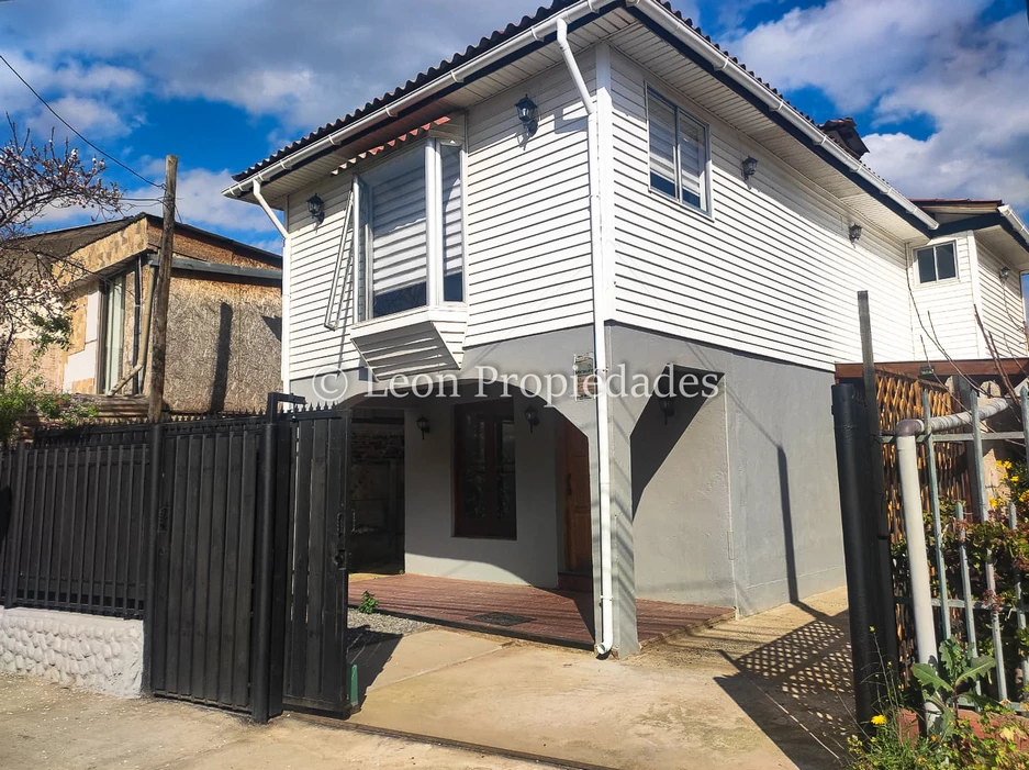 Leon Propiedades arrienda gran casa en Curacaví centro.
